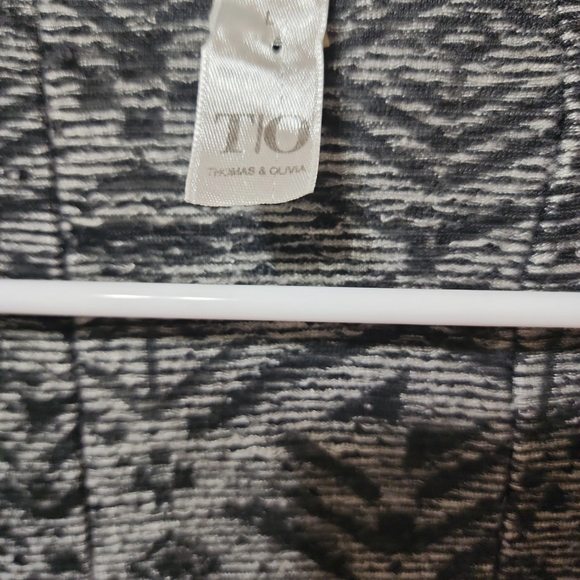 T/O long sweater Aztec southwestern native black and white design woman's large - Picture 3 of 7